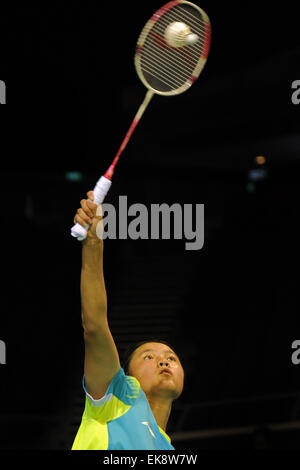 (150408)--Singapur, 8. April 2015 (Xinhua)--Singapurs Chen Jiayuan gibt einen Schuss während der Frauen-Einzel-Match gegen Iris Wang der Vereinigten Staaten bei den OUE Singapur Open in Singapur, 8. April 2015 zurück. Chen Jiayuan gewann 2: 1. (Xinhua/Then Chih Wey) Stockfoto