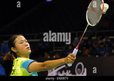 (150408)--Singapur, 8. April 2015 (Xinhua)--Singapurs Chen Jiayuan gibt einen Schuss während der Frauen-Einzel-Match gegen Iris Wang der Vereinigten Staaten bei den OUE Singapur Open in Singapur, 8. April 2015 zurück. Chen Jiayuan gewann 2: 1. (Xinhua/Then Chih Wey) Stockfoto