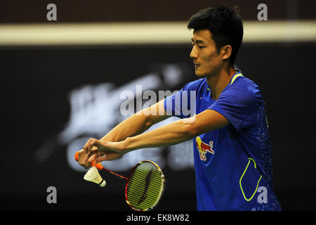 (150408)--Singapur, 8. April 2015 (Xinhua)--Chen Long China dient während der Herren-Einzel-Match gegen Lee Dong Keun aus Südkorea bei den OUE Singapur Open in Singapur, 8. April 2015. Chen Long gewann 2: 0. (Xinhua/Then Chih Wey) Stockfoto