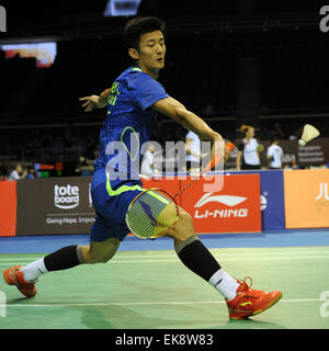 (150408)--Singapur, 8. April 2015 (Xinhua)--Chen Long China gibt einen Schuss während der Herren-Einzel-Match gegen Lee Dong Keun aus Südkorea bei den OUE Singapur Open in Singapur, 8. April 2015 zurück. Chen Long gewann 2: 0. (Xinhua/Then Chih Wey) Stockfoto