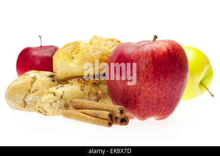 Apfel, Brot und Zimt isoliert auf weiss Stockfoto