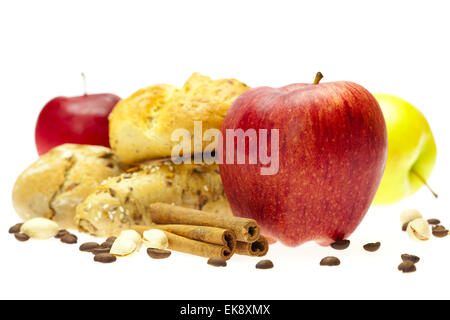Apfel, Brot und Zimt isoliert auf weiss Stockfoto