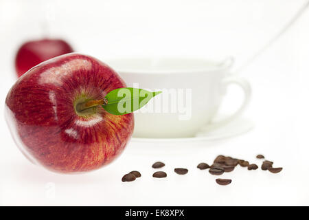 Äpfel in eine Schüssel, Löffel und Kaffeebohnen isoliert auf weiss Stockfoto