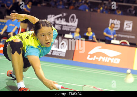 (150408)--Singapur, 8. April 2015 (Xinhua)--Singapurs Chen Jiayuan gibt einen Schuss während der Frauen-Einzel-Match gegen Iris Wang der Vereinigten Staaten bei den OUE Singapur Open in Singapur, 8. April 2015 zurück. Chen Jiayuan gewann 2: 1. (Xinhua/Then Chih Wey) Stockfoto