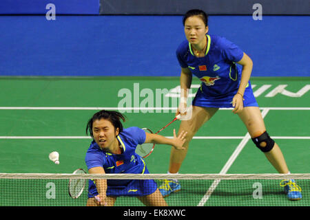 (150408)--Singapur, 8. April 2015 (Xinhua)--Xia Huan (R) und Tian Qing China konkurrieren gegen Chan Kaka AsZ Ka/Tse Ying Suet von Hong Kong, China, während die Frauen-Doppel-Match bei den 2015 OUE Singapur Open in Singapur, 8. April 2015. Xia Huan und Tian Qing gewann 2: 0. (Xinhua/Then Chih Wey) Stockfoto