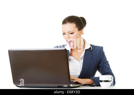 Wütend Geschäftsfrau schreien auf ihrem laptop Stockfoto