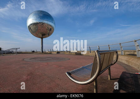 Blackpool Promenade umfasst Kunstwerke wie diese riesige Spiegelkugel Stockfoto