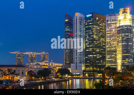 Wolkenkratzer und Marina Bay Sands Hotel in der Nacht. Singapur, Asien. Stockfoto