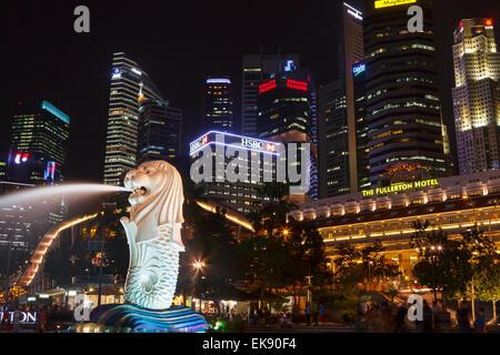 Wolkenkratzer und Merlion Statue. Merlion Park. Singapur, Asien. Stockfoto