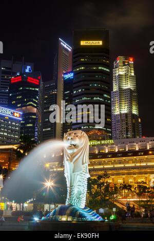 Wolkenkratzer und Merlion Statue. Merlion Park. Singapur, Asien. Stockfoto