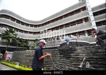 Jakarta, Indonesien. 8. April 2015. Arbeitnehmer arbeiten im Hotel Savoy Homann als Teil der Vorbereitung für den 60. Jahrestag der asiatisch-afrikanischen Konferenz in Bandung von West-Java Provinz, Indonesien, 8. April 2015. Indonesien war eine Reihe von Vorbereitungen für Veranstaltungen anlässlich des 60. Jahrestages der asiatisch-afrikanischen Konferenz, Unternehmen, die für April 19 bis 24 in Jakarta und Bandung vorgesehen waren. © Zulkarnain/Xinhua/Alamy Live-Nachrichten Stockfoto