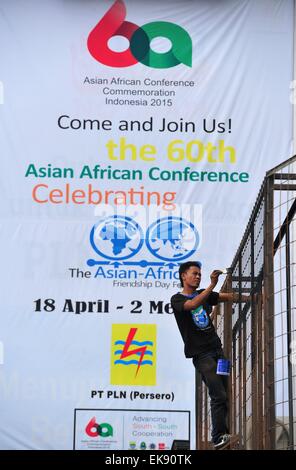 Jakarta, Indonesien. 8. April 2015. Ein Arbeitnehmer arbeitet in Vorbereitung auf den 60. Jahrestag der asiatisch-afrikanischen Konferenz in Bandung von West-Java Provinz, Indonesien, 8. April 2015. Indonesien war eine Reihe von Vorbereitungen für Veranstaltungen anlässlich des 60. Jahrestages der asiatisch-afrikanischen Konferenz, Unternehmen, die für April 19 bis 24 in Jakarta und Bandung vorgesehen waren. © Zulkarnain/Xinhua/Alamy Live-Nachrichten Stockfoto