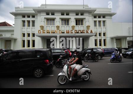 Jakarta, Indonesien. 8. April 2015. Fahrzeuge passieren das Merdeka-Gebäude, einer der Austragungsorte für den 60. Jahrestag der asiatisch-afrikanischen Konferenz in Bandung von West-Java Provinz, Indonesien, 8. April 2015. Indonesien war eine Reihe von Vorbereitungen für Veranstaltungen anlässlich des 60. Jahrestages der asiatisch-afrikanischen Konferenz, Unternehmen, die für April 19 bis 24 in Jakarta und Bandung vorgesehen waren. © Zulkarnain/Xinhua/Alamy Live-Nachrichten Stockfoto