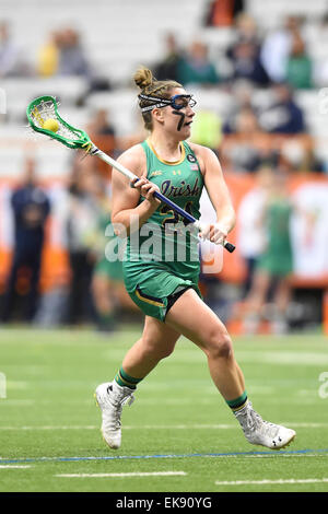 Überstunden. 7. April 2015. Notre Dame Fighting Irish Mittelfeldspieler Casey Pearsall (24) weicht dem Ziel während einer NCAA Frauen Lacrosse Spiel zwischen die Notre Dame Fighting Irish und Syracuse Orange an den Carrier Dome in Syracuse, New York. Notre Dame besiegt Syrakus 12-11 in der Overtime. Rich Barnes/Cal Sport Media/Alamy Live-Nachrichten Stockfoto