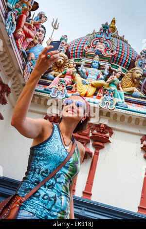 Touristen in hindu-Tempel Sri Mariamman. Chinatown-Viertel. Singapur, Asien. Stockfoto