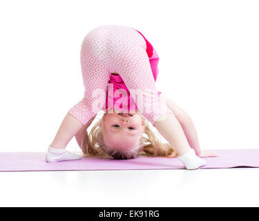 kleine Mädchen stehen auf ihrer Hand isoliert auf weiss Stockfoto