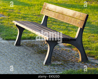 Holzbank im park Stockfoto