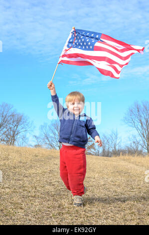 Junges Kind "Wellenlinien" die amerikanische Flagge