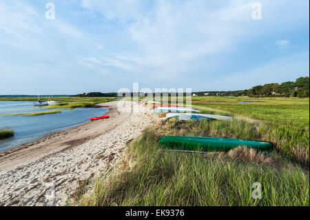 Kanus aufgereiht auf Boot Wiese Strand, Eastham, Cape Cod, Massachusetts, USA Stockfoto