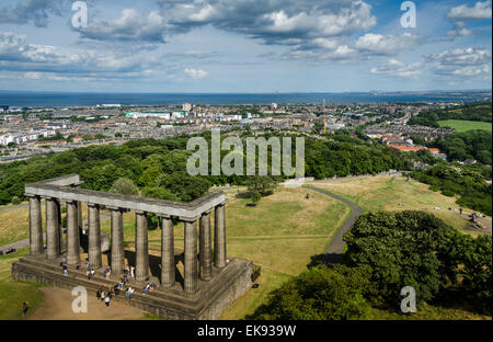 Blick über Edinburgh vom Calton Hill, zeigt das Nationaldenkmal und Leith in der Ferne. Stockfoto