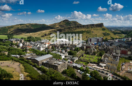 Blick über Edinburgh vom Calton Hill, Holyrood Palace, das schottische Parlament und Arthurs Seat zeigt. Stockfoto