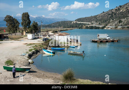 Die Seilfähre über den Vivari-Kanal Butrint Nationalpark in Südalbanien. Stockfoto