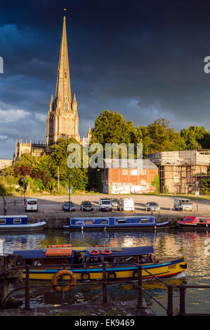 St Mary Redcliffe Pfarrei Kirche überragt Harbourside Bristols als die Fähre vergeht. Stockfoto