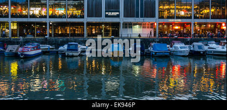 Samstag Nacht Bling, moderne Restaurants und Bars in umgebauten Lagerhäusern, reflektiert in den Gewässern der Harbourside Bristols. Stockfoto