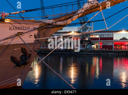 Tall Ship Kaskelot vertäut am Harbourside Bristols. Im Hintergrund sind elektrischen Kranen und das MShed Museum. Stockfoto