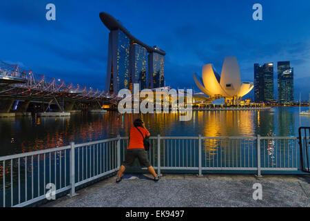 ArtScience Museum und Marina Bay Sands Hotel in der Nacht. Singapur, Asien. Stockfoto