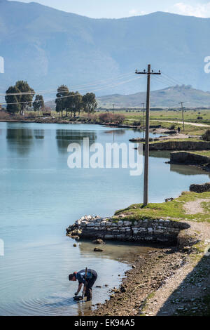 Ein Fischer auf der Suche nach Herzmuscheln in den Vivari-Kanal Butrint Nationalpark in Südalbanien. Stockfoto