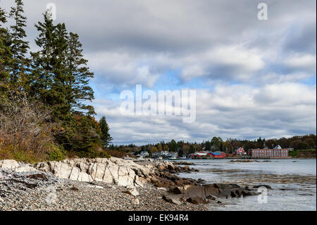 Felsiger Strand mit Blick auf Bass Harbor, Maine, USA Stockfoto