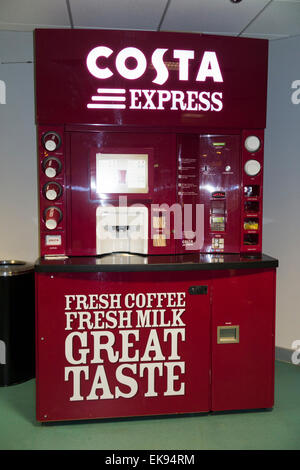 Costa Express frischen Kaffee Automaten im Terminal 3 / 3 am Flughafen London Heathrow LHR. London UK. Stockfoto