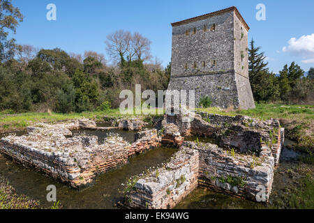 Die Ruinen eines römischen Badehauses und der venezianischen Turm bei Butrint in Südalbanien, Stockfoto