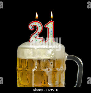 Geburtstagskerzen in Krug Bier zum 21. Geburtstag. Stockfoto