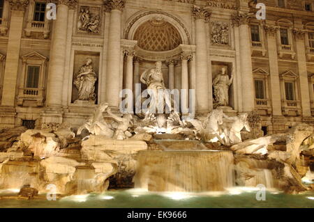 Landschaftsansicht Trevi-Brunnen bei Nacht in Rom, Italien Stockfoto