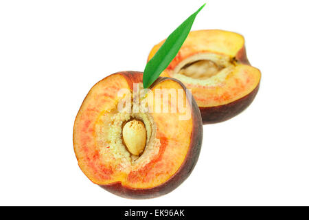 reife Pfirsiche mit grünen Blatt isoliert auf weiss Stockfoto