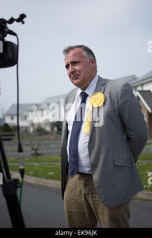 Mark Williams unterwegs von der BBC während auf Wahlkampftour in Ceredigion interviewt. Stockfoto