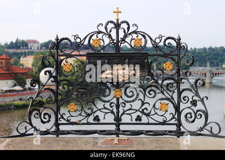 Eisen geschmiedete Gitter mit St. Johannes Nepomuk schnitzen im Charles Brücke Prags. Tschechische Republik Stockfoto