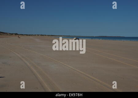 Reifenspuren am Cable Beach in Broome. Stockfoto