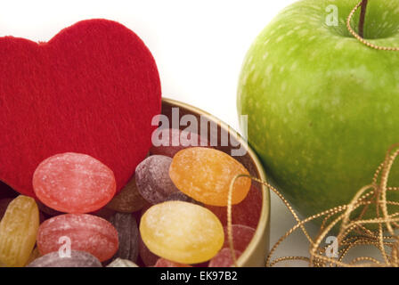 Äpfel und Süßigkeiten isoliert auf weiss Stockfoto