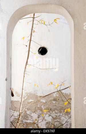 Bogen Sie in einem verlassenen Gebäude Stockfoto