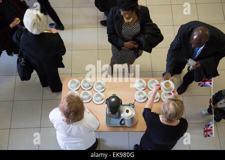 Overhead Schuss von Menschen immer Tassen Tee aus einer Tabelle Stockfoto