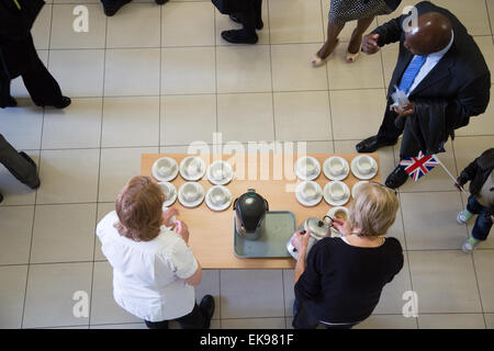 Overhead Schuss von Menschen immer Tassen Tee aus einer Tabelle Stockfoto