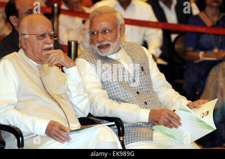 Neu-Delhi, Indien. 8. April 2015. Indian Prime Minister Narendra Modi (R) spricht mit Führungsmitglied der Bhartiya Janta Partei (BJP) l.k. Advani während eine Zivilzeremonie Investitur am Präsidentenpalast in Neu-Delhi, Indien, 8. April 2015. © Stringer/Xinhua/Alamy Live-Nachrichten Stockfoto