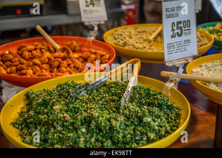 Einen selektiven Fokus Landschaft buntes Bild von einer Teaneck Salatschüssel auf einer Londoner Straße Markt Garküche Stockfoto