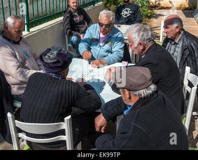 Spielkarte in einem Café in Ksamil im Süden Albaniens. Stockfoto