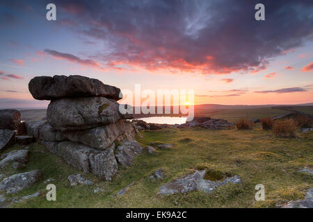 Atemberaubenden Sonnenuntergang über Granit Felsformationen am Tregarrick Tor mit Blick auf Siblyback See auf Bodmin Moor in Cornwall Stockfoto