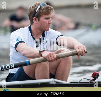 London, UK. 8. April 2015.   Oxford Universität [Schlaganfall] Constantine LouLoudis Tideway Wochentags in Vorbereitung für BNY Mellon Boat Race. Bildnachweis: Stephen Bartholomäus/Alamy Live-Nachrichten Stockfoto