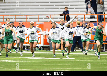 Überstunden. 7. April 2015. Notre Dame Fighting Irish Spieler stürzen das Feld nach einer NCAA Frauen Lacrosse Spiel zwischen die Notre Dame Fighting Irish und Syracuse Orange an den Carrier Dome in Syracuse, New York. Notre Dame besiegt Syrakus 12-11 in der Overtime. Rich Barnes/Cal Sport Media/Alamy Live-Nachrichten Stockfoto